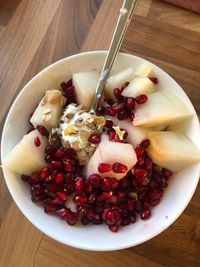 Muesli mit Granatapfel